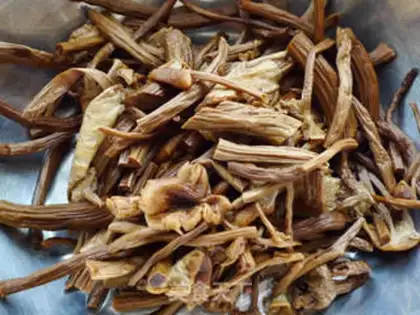 Make stir-fried chicken with tea tree mushroom step 2