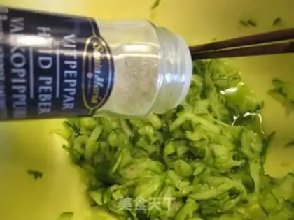 Make Shrimp and cucumber egg cake step 2