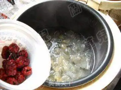 Make Red dates, mung bean and white fungus soup step 4