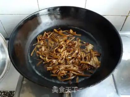 Make stir-fried chicken with tea tree mushroom step 3