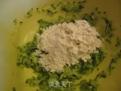 Make Shrimp and cucumber egg cake step 3