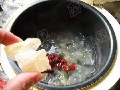 Make Red dates, mung bean and white fungus soup step 5