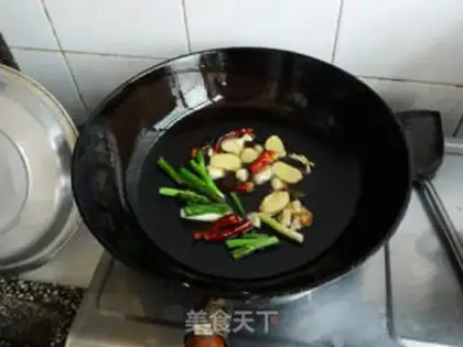Make stir-fried chicken with tea tree mushroom step 4