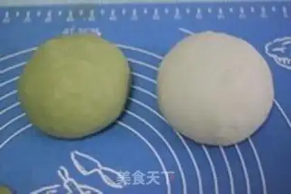 Make Matcha honey bean two-color toast step 1
