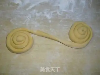 Make Chrysanthemum roll step 2