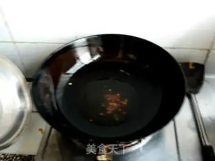 Make stir-fried chicken with tea tree mushroom step 6