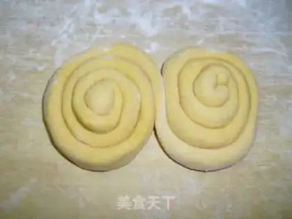 Make Chrysanthemum roll step 3