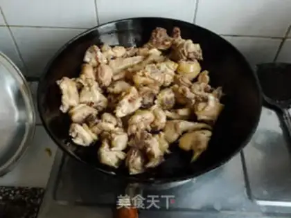 Make stir-fried chicken with tea tree mushroom step 7