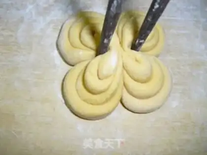 Make Chrysanthemum roll step 4