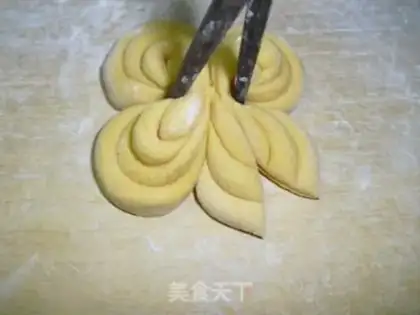 Make Chrysanthemum roll step 5