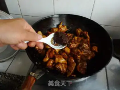 Make stir-fried chicken with tea tree mushroom step 11