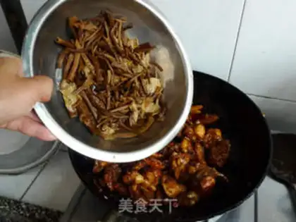 Make stir-fried chicken with tea tree mushroom step 12