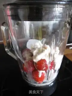 Make strawberry milkshake step 3