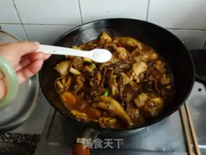 Make stir-fried chicken with tea tree mushroom step 14