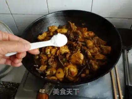 Make stir-fried chicken with tea tree mushroom step 15