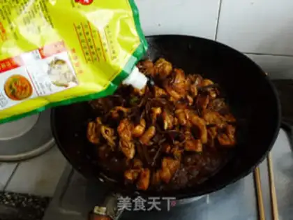 Make stir-fried chicken with tea tree mushroom step 16