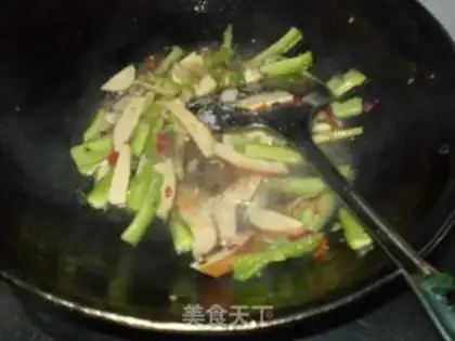 Make stir-fried dried bean curd with cold melon step 5