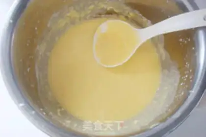 Make Cream banana roll step 1