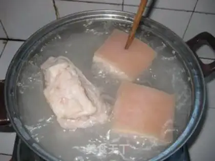 Make Home-made steamed pork with taro step 1