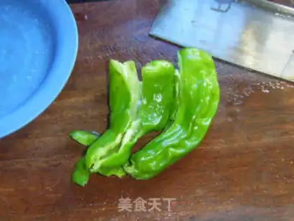 Make stir-fried fish pieces with green pepper step 1
