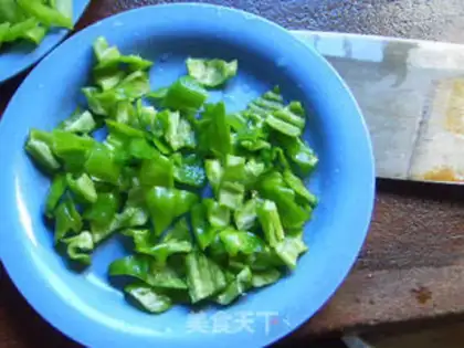 Make stir-fried fish pieces with green pepper step 2