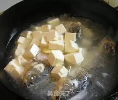 Make Crucian carp tofu soup step 2