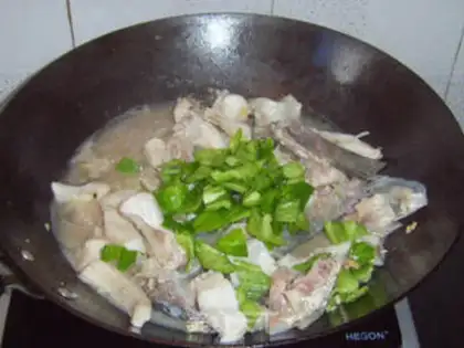 Make stir-fried fish pieces with green pepper step 8