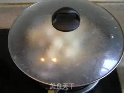 Make Crucian carp tofu soup step 3