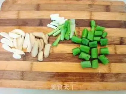 Make stir-fried chicken legs with kimchi step 2