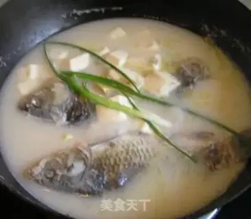 Make Crucian carp tofu soup step 4