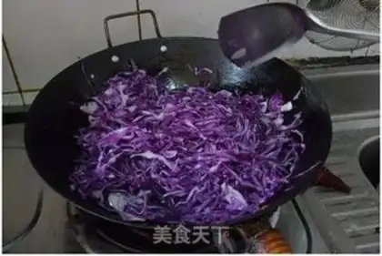 Make stir-fry purple cabbage step 3