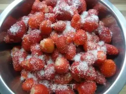 Make strawberry jam step 1