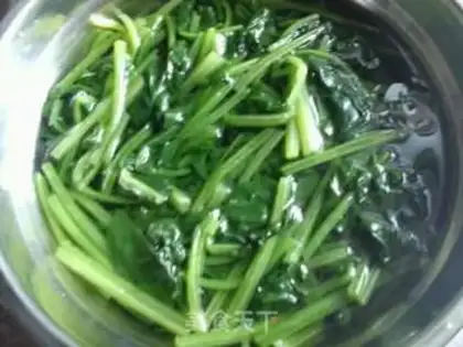 Make boiled spinach step 1