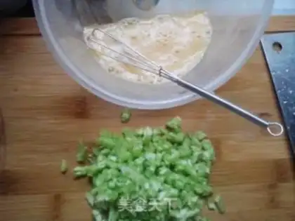 Make wolfberry and bitter gourd fried eggs step 1