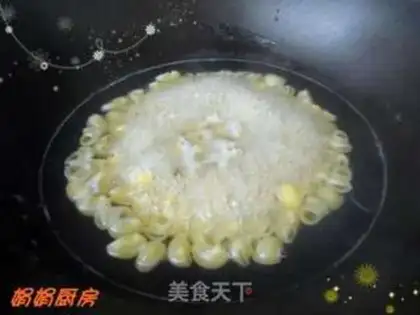 Make stir-fried macaroni with ham and fungus step 0