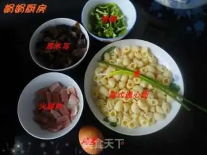 Make stir-fried macaroni with ham and fungus step 1