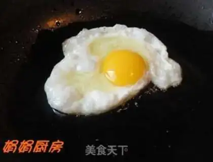 Make stir-fried macaroni with ham and fungus step 3