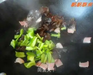 Make stir-fried macaroni with ham and fungus step 5