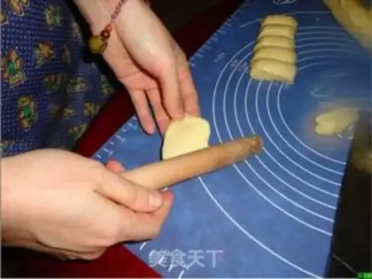Make Money rolls bread step 5