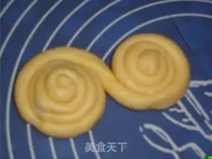 Make Money rolls bread step 12