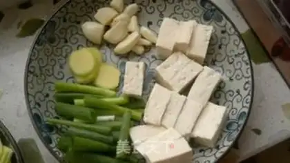 Make Stewed yellow croaker with tofu sauce step 1
