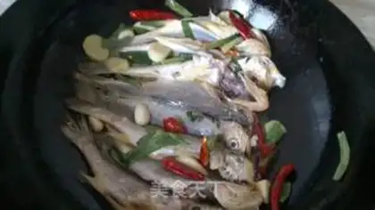 Make Stewed yellow croaker with tofu sauce step 2