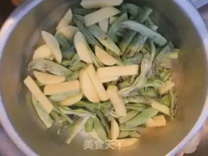 Make Stewed pork ribs with kidney beans step 1