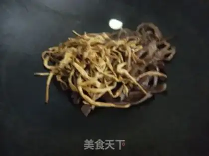 Make stir-fried yellow flowers with fungus step 2