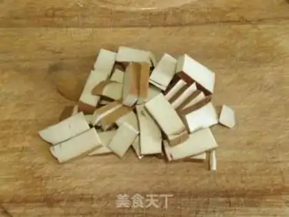 Make stir-fried sausage with vegetable pepper and dried bean curd step 1