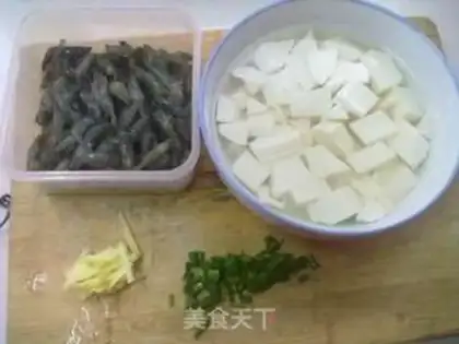 Make Shrimp and tofu soup step 1