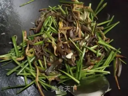 Make stir-fried yellow flowers with fungus step 4