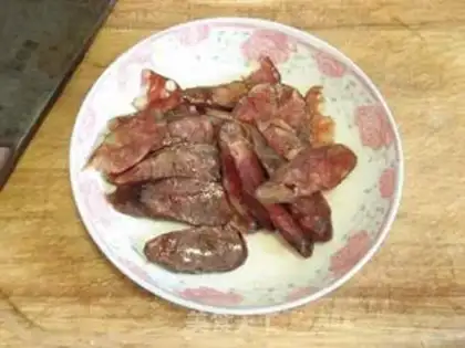 Make stir-fried sausage with vegetable pepper and dried bean curd step 2