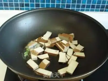 Make stir-fried sausage with vegetable pepper and dried bean curd step 3