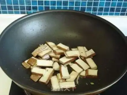 Make stir-fried sausage with vegetable pepper and dried bean curd step 4